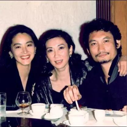 (黄霑 沧海一声笑 创作)黄霑词作《沧海一声笑》描绘了怎样的场景？